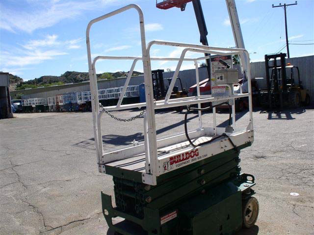 A scissor lift shows the area where the operator stands, which has narrow metal railings and a small chain to close off the open entry way.