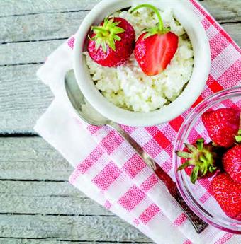 Bowl of low-fat cottage cheese with fresh berries