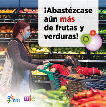 ¡Abastézcase aún más de frutas y verduras! Adult and child in produce section at grocery store.