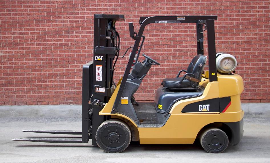 A CAT model 2C6000 forklift outside a building A CAT model 2C6000 forklift outside a building