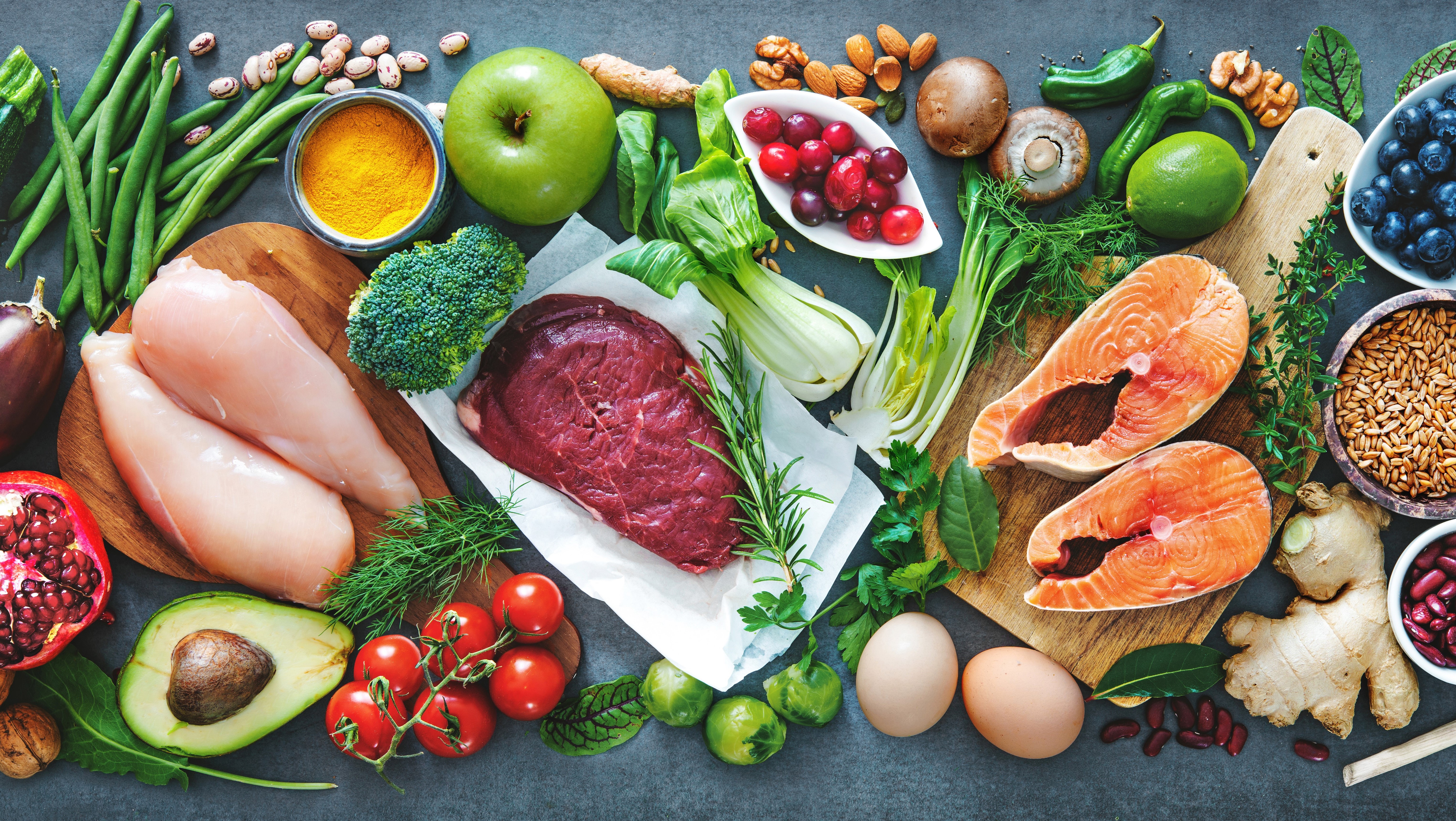 Alimentos crudos sobre una mesa Alimentos crudos sobre una mesa